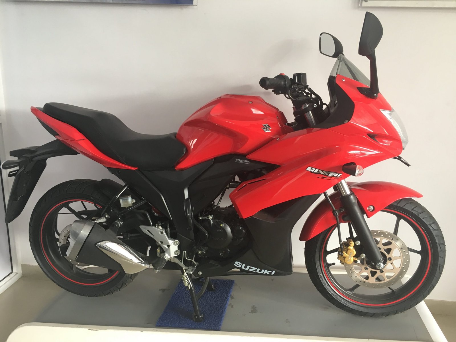 Suzuki Gixxer SF Pearl Mira Red